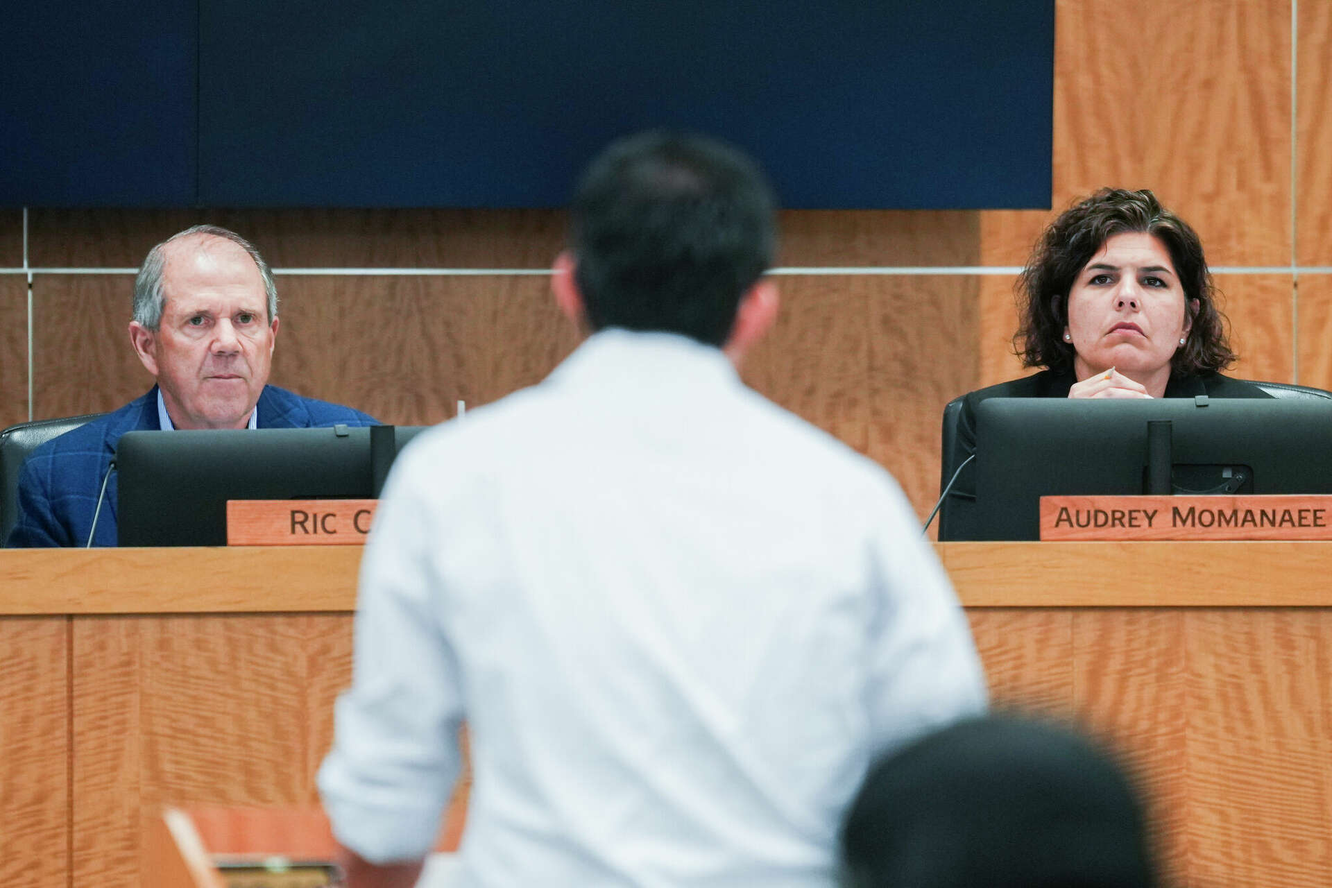 Public hearing — proximity between citizens and authority.